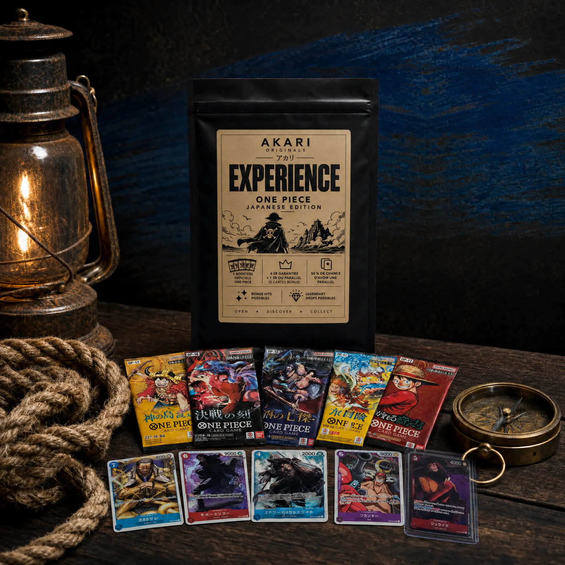 Sachet Akari Experience One Piece devant une lanterne allumée, une corde et une boussole en laiton : cinq boosters officiels japonais en éventail et cinq cartes (dont Kizaru, Eustass Kid, Franky et Dracule Mihawk en étui rigide) sur table en bois